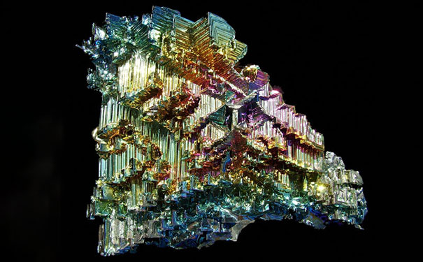 铋是一种稀有金属，英文名：bismuth ，化学符号Bi，原子序数83，原子量208.98037，属周期系ⅤA 族。铋的合成晶体非常美丽，表面通常有非常薄并闪光的氧化层。